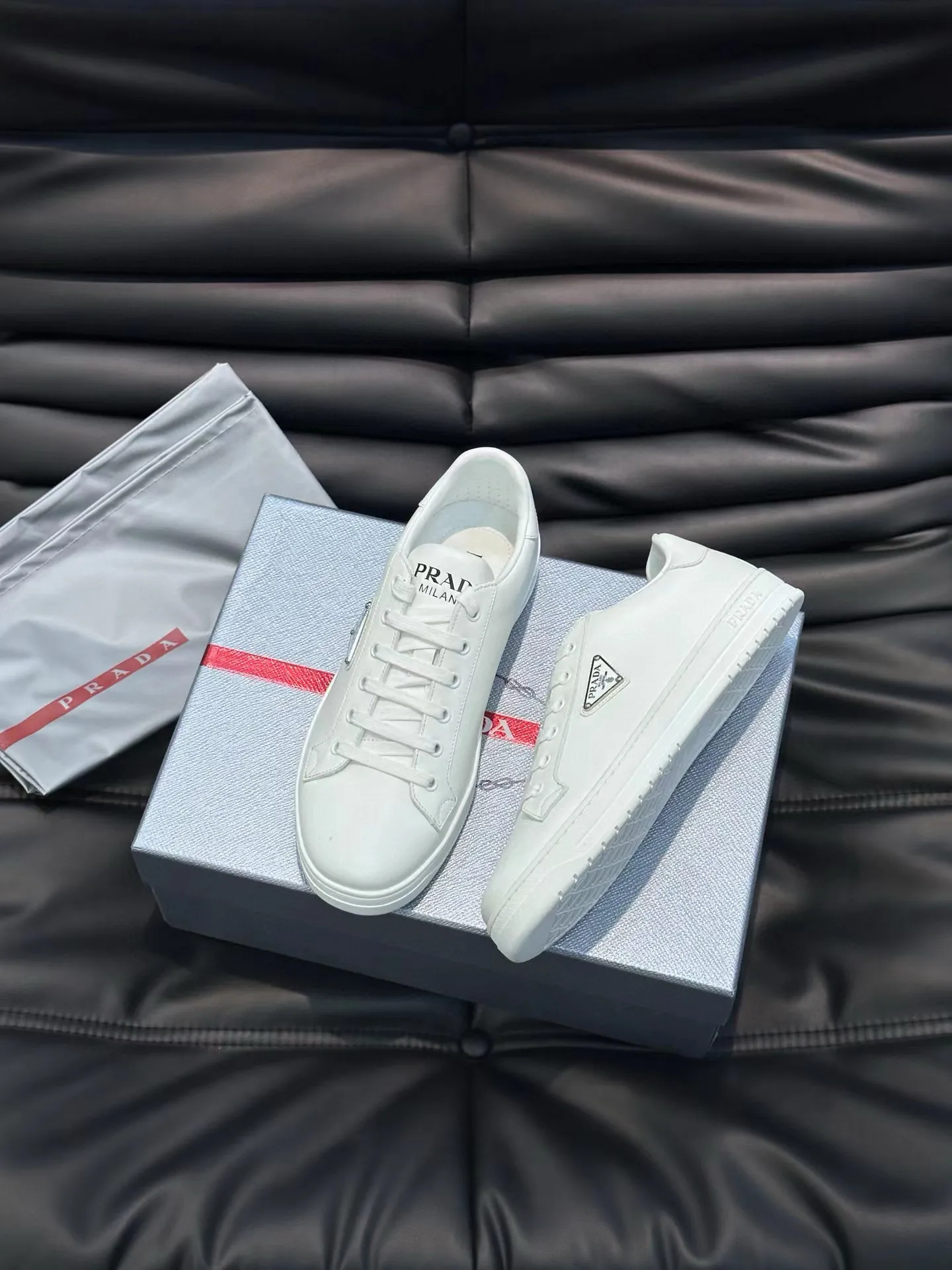 Factory price: 380💰Prada new men's leather sports shoes, the highest version on the market, any comparison is welcome🆚! The original leather has excellent texture and is super high-end! Fetal sheep net lining imported from Italy, removable pad! Luxurious materials and fine workmanship, highly recommended! Code number: 38-44, customized 45